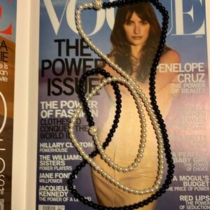 Beautiful, black and cream pearls Vintage necklace.